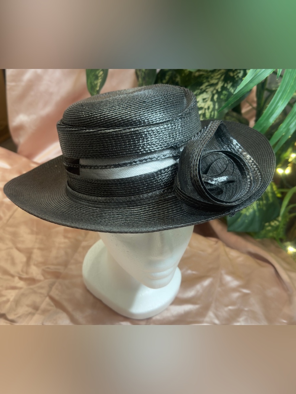 Vintage Women’s Dress Hat with Floral Accent